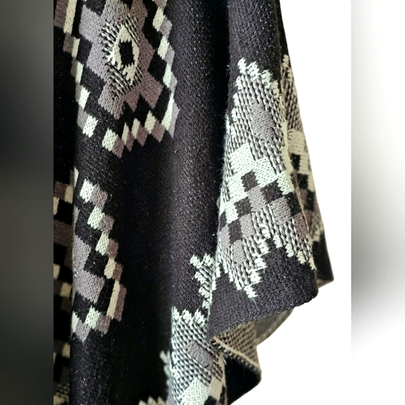 Cato Sweater Western Poncho Wrap Black & White Aztec Tribal Flowy & Warm O/S - Picture 4 of 6